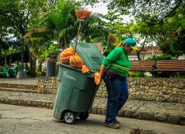 Los escobitas comienzan a recoger la basura mientras se finiquitaba el acuerdo con Frontino para el traslado de basuras. Foto: Andrés Camilo Suárez Echeverry