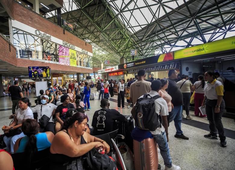 Imagen de referencia de viajeros en el Terminal de Transporte del Norte en Medellín. Foto: Andrés Camilo Suárez Echeverry
