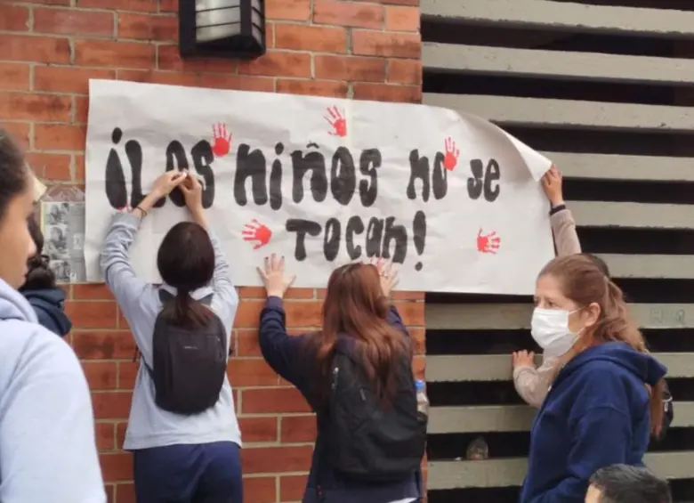 Los jóvenes estudiantes se manifestaron contra el caso conocido en la institución educativa en Bogotá. FOTO: Tomada de redes sociales @heidy_up