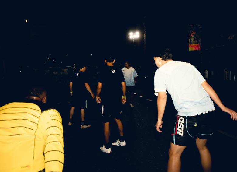Los jóvenes jugando en las calles del barrio Perpetuo Socorro de Medellín. FOTO: Cortesía Futto y Nike