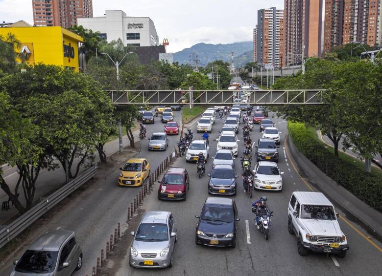 La medida volverá el próximo lunes 17 para los carros y motos particulares con placas terminadas en 6 y 9. Foto: Carlos Alberto Velásquez.