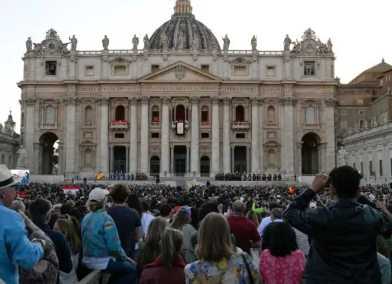 El papa León XIV ante los más de 30 mil fieles en la Plaza de San Pedro a las afueras del Vaticano. FOTO: VATICANO