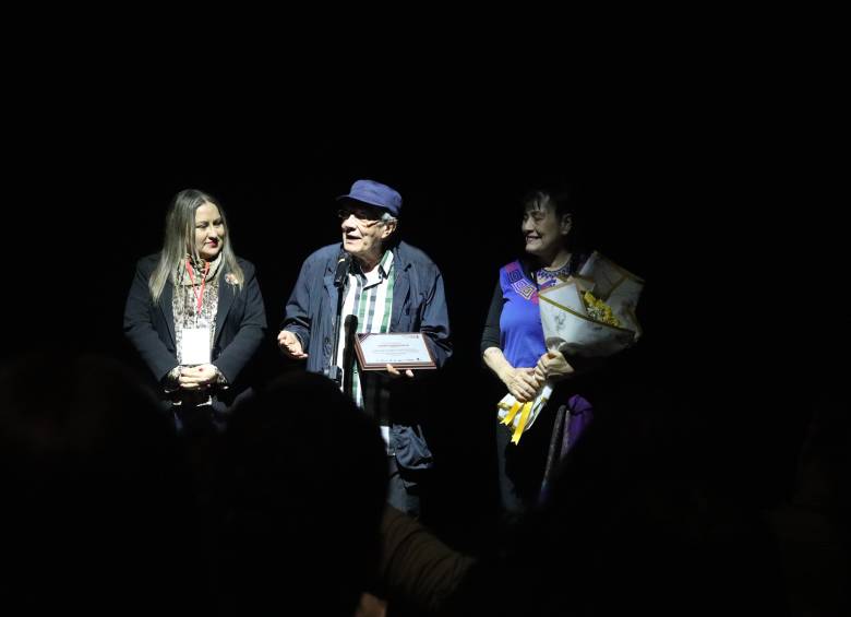 Beatriz Omaira Rodríguez y Eduardo Cárdenas recibieron la placa conmemorativa por los 50 años del Pequeño Teatro, en memoria del maestro Rodrigo Saldarriaga, durante la apertura del Festival Colombiano de Teatro. FOTO cortesía