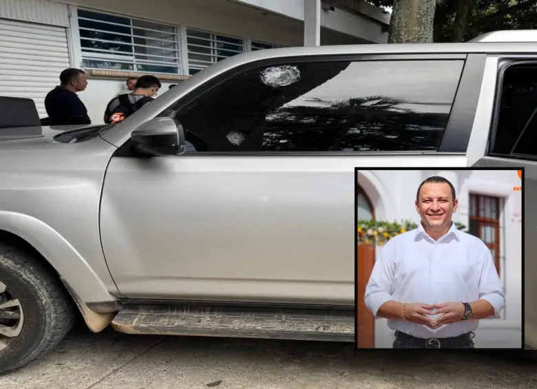 Adelante, el alcalde de Cartago, Juan David Piedrahíta. Atrás, el vehículo tras el ataque armado. FOTO: imagen tomada de redes sociales.