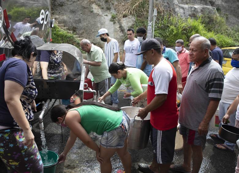 Imagen de referencia de un carrotanque surtiendo de agua a una comunidad de Medellín. Foto EL COLOMBIANO