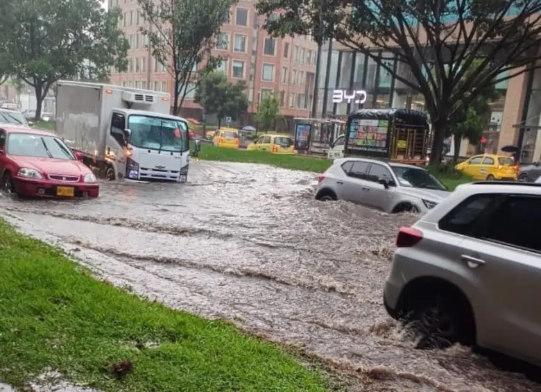 Calles completamente inundadas por las lluvias. FOTO: TRÁNSITO BOGOTÁ