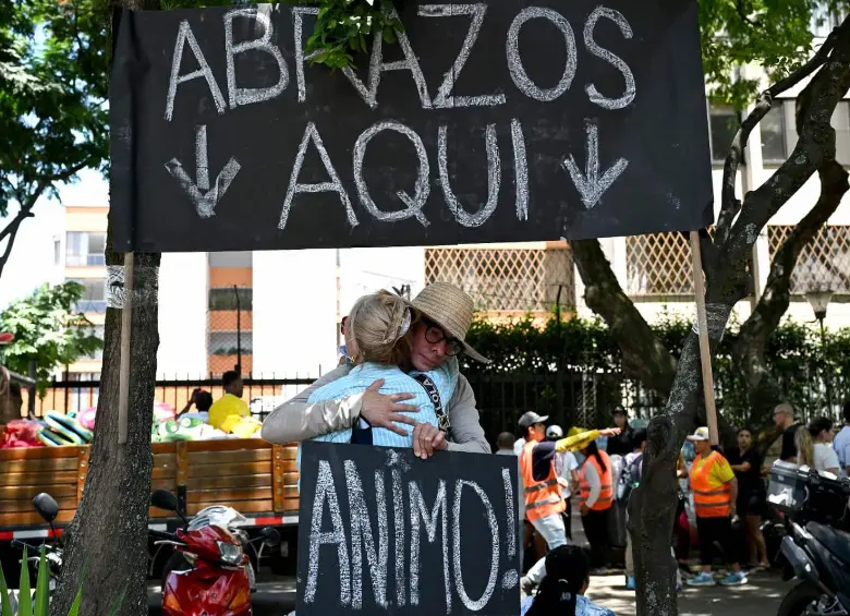 Andrés Solomón, abraza a damnificados del terremoto en el sector Capri de Cali. Foto: AFP
