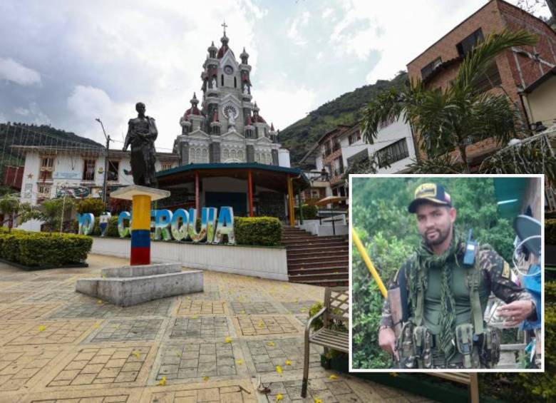 Atrás, parque de San Andrés de Cuerquia. Adelante, quien sería alias Manati. Foto: Manuel Saldarriaga Quintero e imagen tomada de redes.