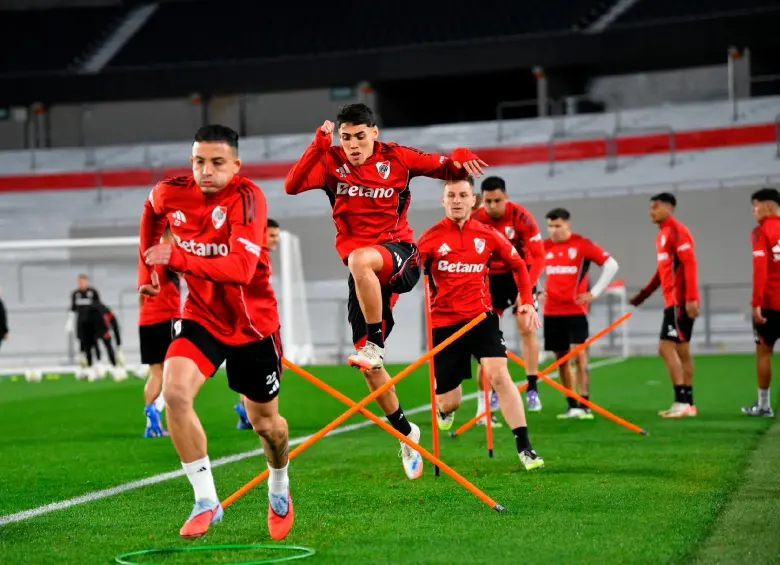 El colombiano Kevin Castaño (adelante), entre las actuales figuras de River Plate. Sus compatriotas Juan Fernando Quintero y Miguel Ángel Borja también hacen parte del plantel. FOTO X-RIVER