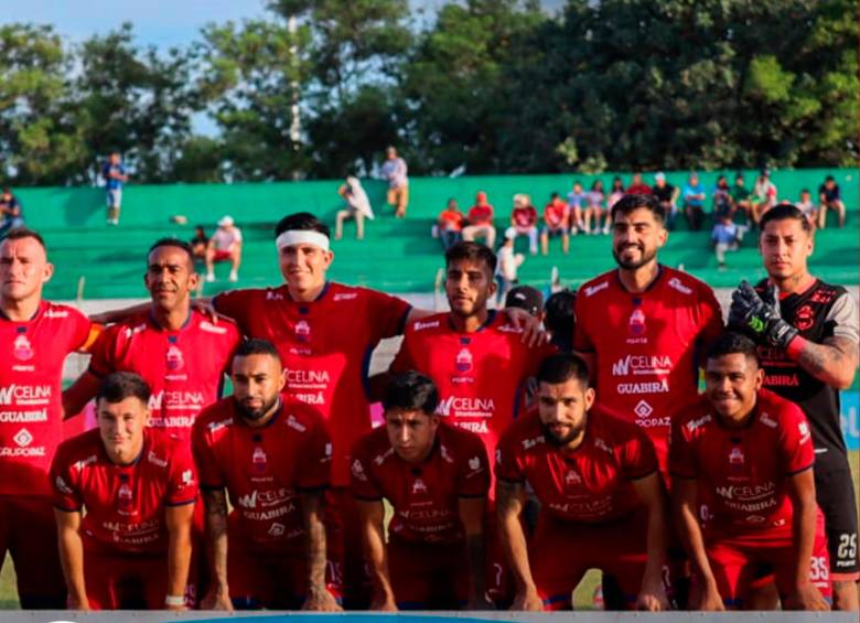 Los jugadores de Guabirá. En la esquina derecha el guardameta Manuel Ferrel. FOTO: X Club Guabira