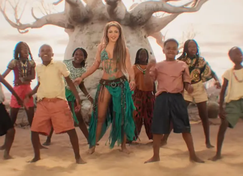 Shakira y los niños de la fundación Triplets Ghetto Kids. Foto: Captura video Dai Dai Shakira y los niños de la fundación Triplets Ghetto Kids. Foto: Captura video Dai Dai
