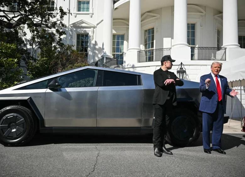 A las afueras de la Casa Blanca, el presidente de Estados Unidos, y su jefe del Departamento de Eficiencia Gubernamental, —además dueño de Tesla—, Elon Musk, posaron con varios carros. FOTO: GETTY