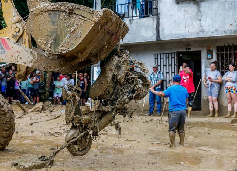 Las lluvias ocasionaron la ruptura de una tubería de agua ocasionando una avalancha de lodo que dejó daños y afectaciones a los habitante del barrio Villa Lía de Itagüí. Foto: Esneyder Gutiérrez 