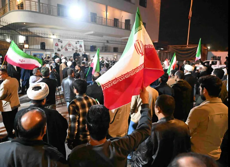 Manifestantes en Irán protestan pese al apagón casi total de internet, una medida que el régimen ha utilizado en ciclos anteriores de movilización social y represión. FOTO: AFP