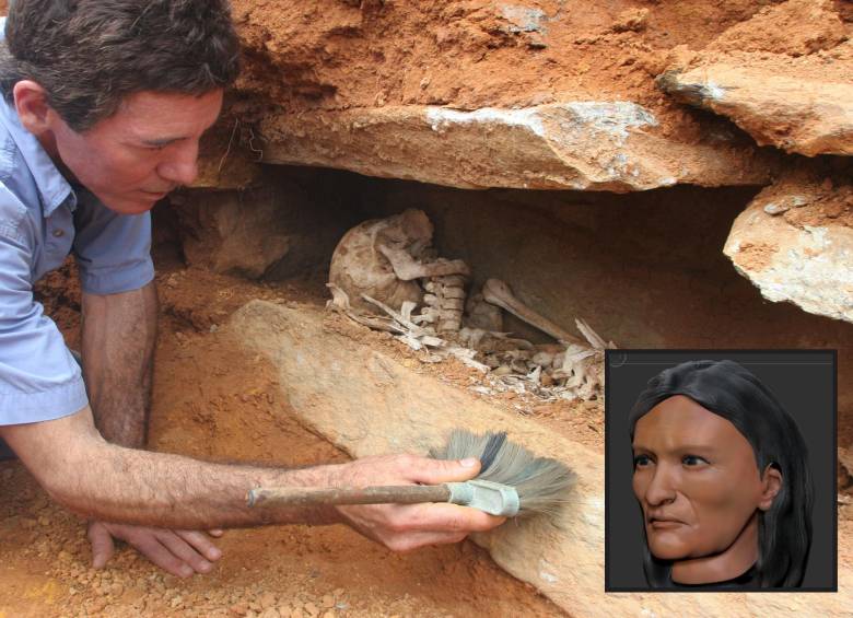 Adelante, aspecto aproximado que pudo haber tenido la mujer que vivió en Envigado hace más de 1.600 años. Atrás, el antropólogo Jorge Restrepo Arango junto al hallazgo que realizó. FOTO: Archivo El Colombiano