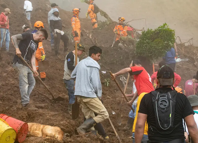 Simultáneamente al retorno, continúa la búsqueda de los ocho desaparecidos. FOTO: ESNEYDER GUTIÉRREZ