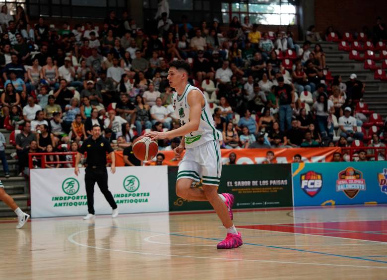 Samuel Hincapié, mide 2.02 metros, tiene 22 años y juega en la posición de alero-pívot, desde 2022 se radicó en Estados Unidos para jugar el College y ahora la universidad. FOTO Cortesía DPB