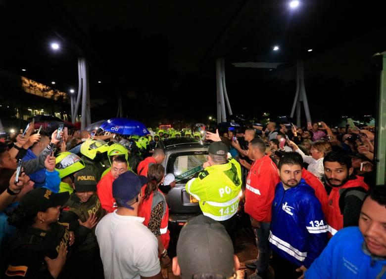 El cuerpo de Darío Gómez llegó al coliseo Yesid Santos pasadas las 10:00 de la noche del miércoles. FOTO: ESNEYDER GUTIÉRREZ