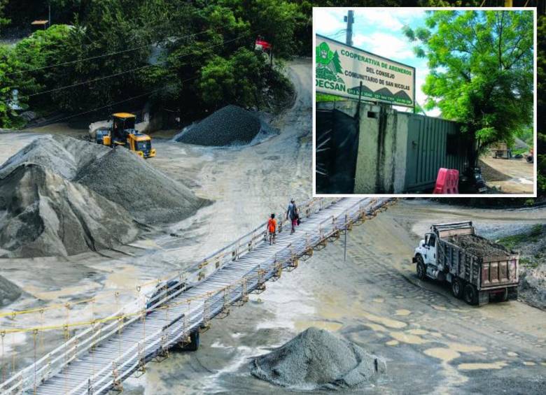 En los ríos de la zona se han extraído materiales, antes de forma artesanal y ahora con maquinaria. Bases del puente de madera estarían en riesgo de ser socavadas. FOTO: Julio Herrera.
