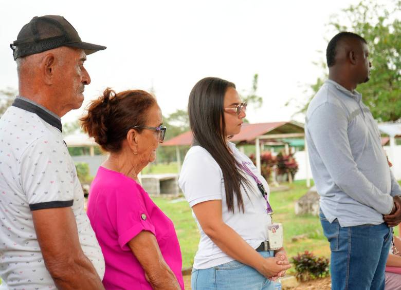 Familiares y otros allegados fueron convocados en el cementerio comunitario de Bejuquillo para recibir los restos de Nevardo. FOTO: UBPD
