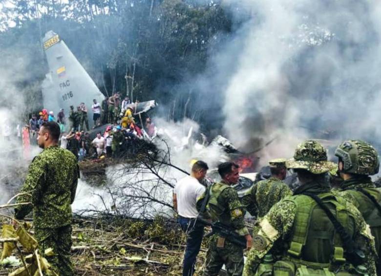 Personal militar y civil acude al sitio de la tragedia en medio de los escombros y el humo. FOTO: AFP