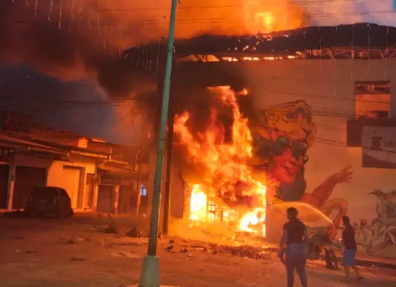 La sede del Comité de Cafeteros de Balboa fue la que se llevó el mayor impacto con la explosión del vehículo. FOTO: Tomada de X @GermanBahamon