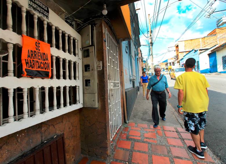 Letreros como este se ven en algunas partes de la ciudad. Sin embargo, a raíz del tema de la gentrificación en sectores como Prado Centro cada vez se observan menos. FOTO EL COLOMBIANO