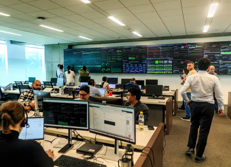 Desde la madrugada de este viernes personal de Bancolombia y Nequi atiende la contingencia que dejó sin servicios a millones de clientes. FOTO Camilo Suárez