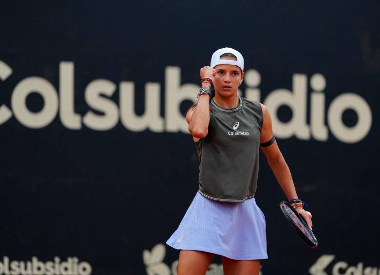 Emiliana Arango (86) logró una gran victoria ante Talia Gibson (58) por 6-3 y 6-2 en la primera ronda del WTA 1000 de Madrid, jugadora que venía de alcanzar los cuartos de final en Indian Wells y los octavos de final en Miami. FOTO FEDETENIS