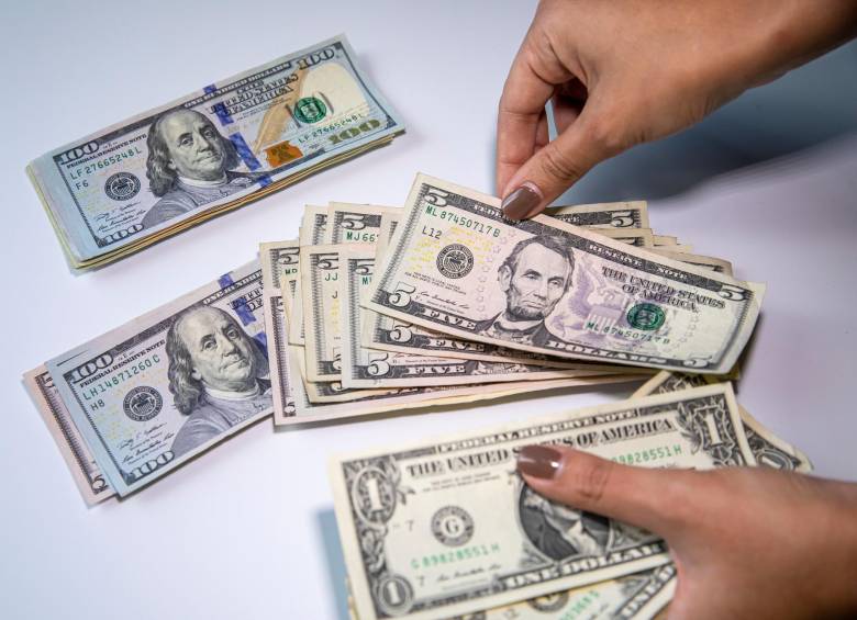 El dólar podría rebasar los $5.000 en el primer semestre de 2023 y caer a los $4.700 para final de año. FOTO: CARLOS VELÁSQUEZ.