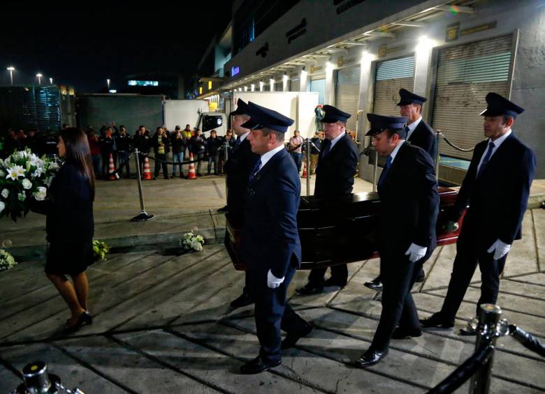 Se realizó una corta calle de honor, entre la salida de la zona de carga hasta el carro fúnebre a su llegada al aeropuerto de Bogotá. FOTO Colprensa.