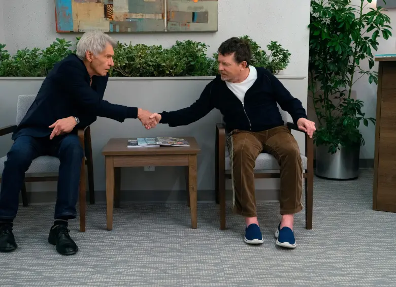 Harrison Ford y Michael J. Fox en una escena de Terapia si filtro. FOTO Cortesía Apple TV