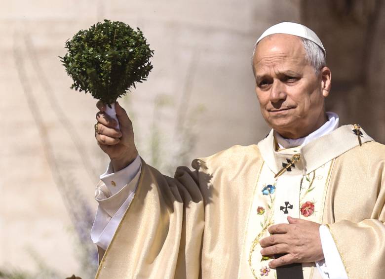 De nombre civil Robert Prevost, el papa León XIV celebró la primera misa pascual de su pontificado. De temperamento reservado, León XIV no habló en concreto de ningún conflicto actual. FOTO GETTY