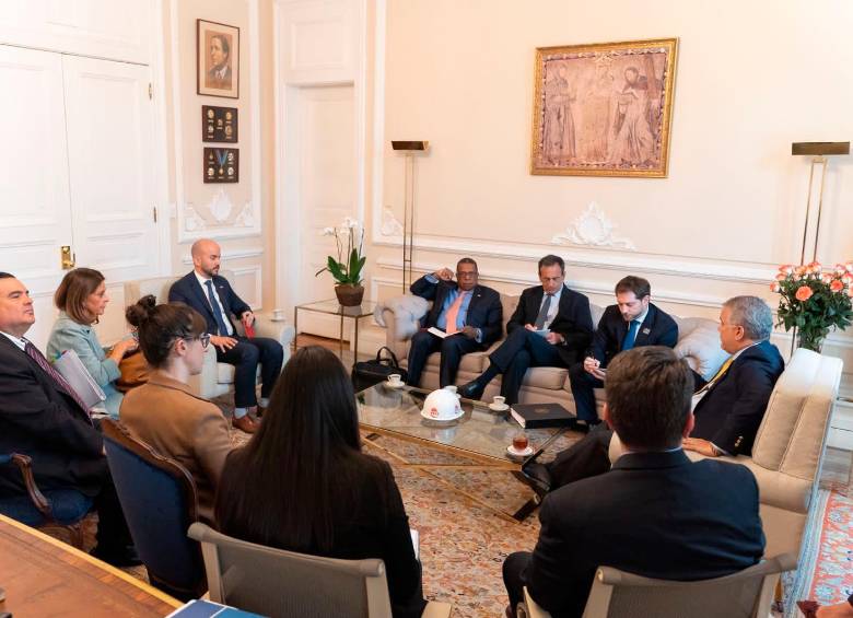 Esta es la delegación del gobierno saliente de Iván Duque que se reunió con el equipo diplomático enviado por Estados Unidos. FOTO: Twitter @IvanDuque