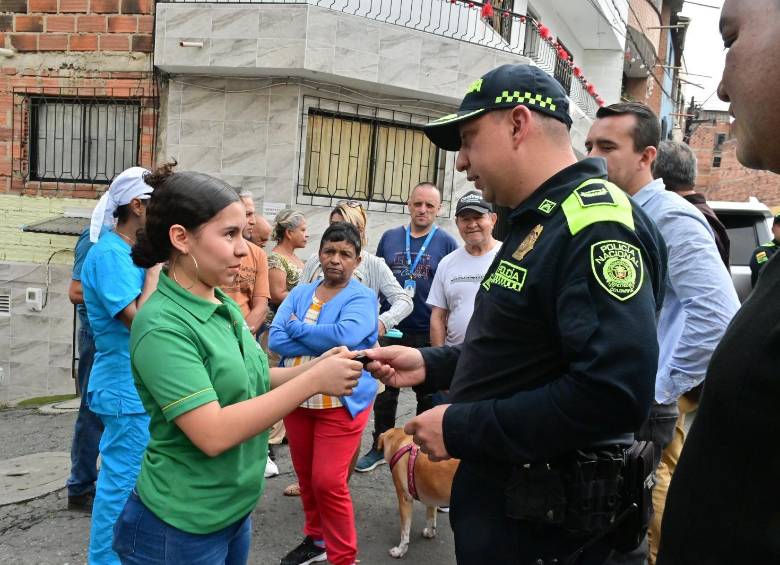 La Policía de Itagüí haciendo entrega de botones de pánico a comerciantes del municipio. FOTO: Cortesía