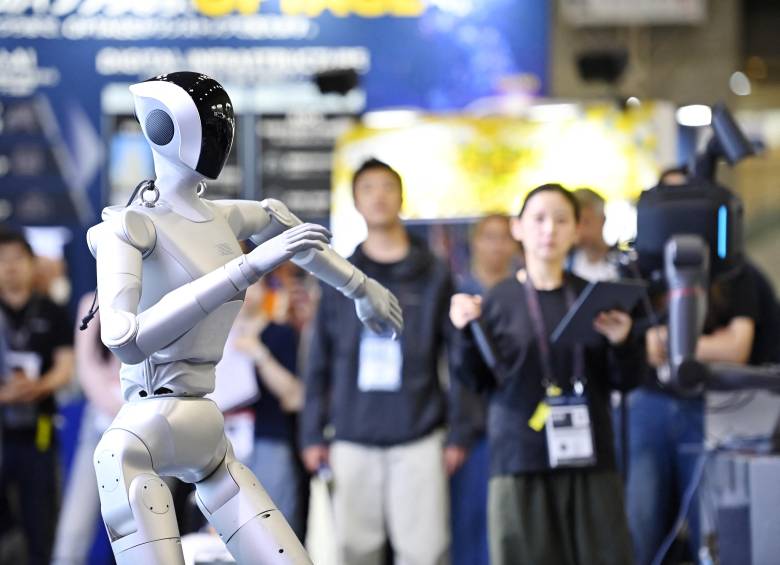 Un robot humanoide rojo y dorado, similar al usado en la agresión registrada en Colonia, Alemania. Las autoridades se incautaron del dispositivo y de los teléfonos de los dos sospechosos investigados por el caso. FOTO AFP