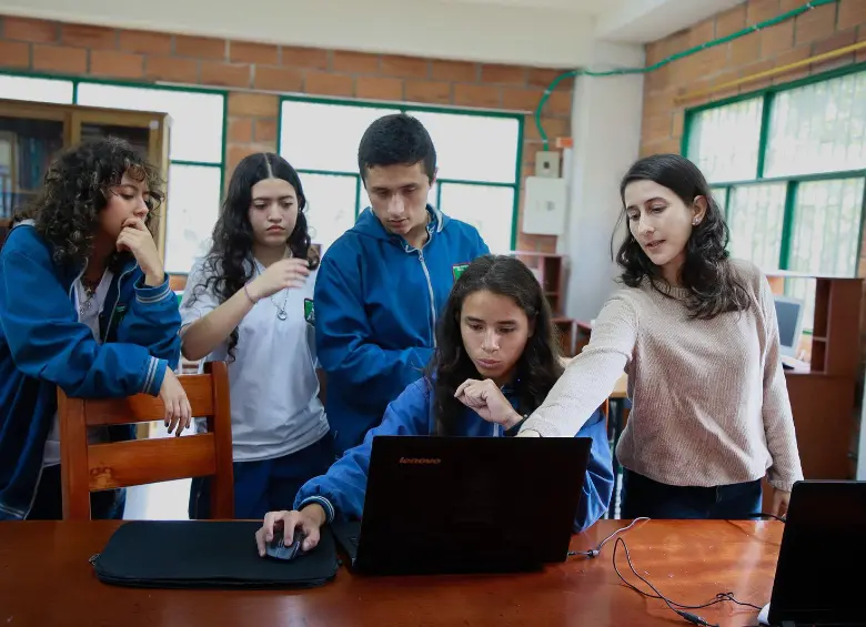 Estudiantes paisas buscan asteroides para la NASA. FOTO: CORTESÍA GOBERNACIÓN DE ANTIOQUIA