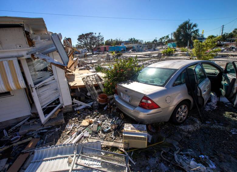 Una gran cantidad de automóviles se vieron perjudicados por el paso del huracán Ian. FOTO: EFE 