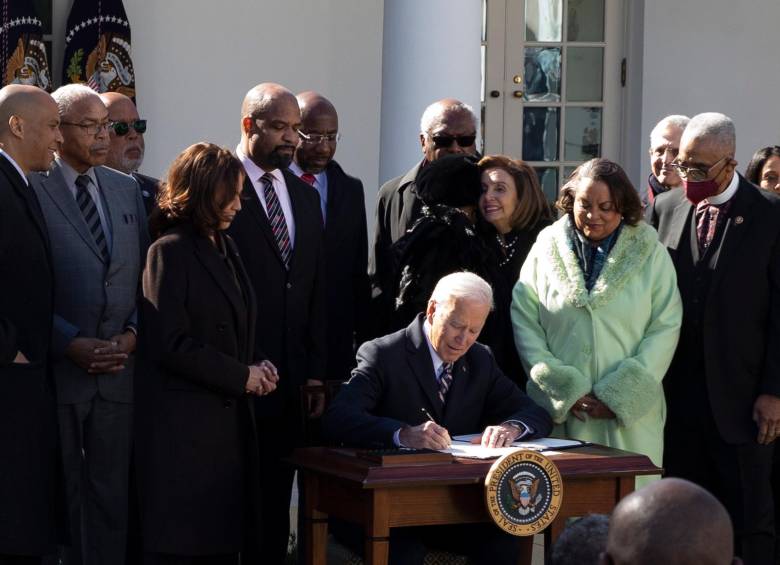 Firma de la ley Emmett Till en la Casa Blanca. FOTO: EFE.