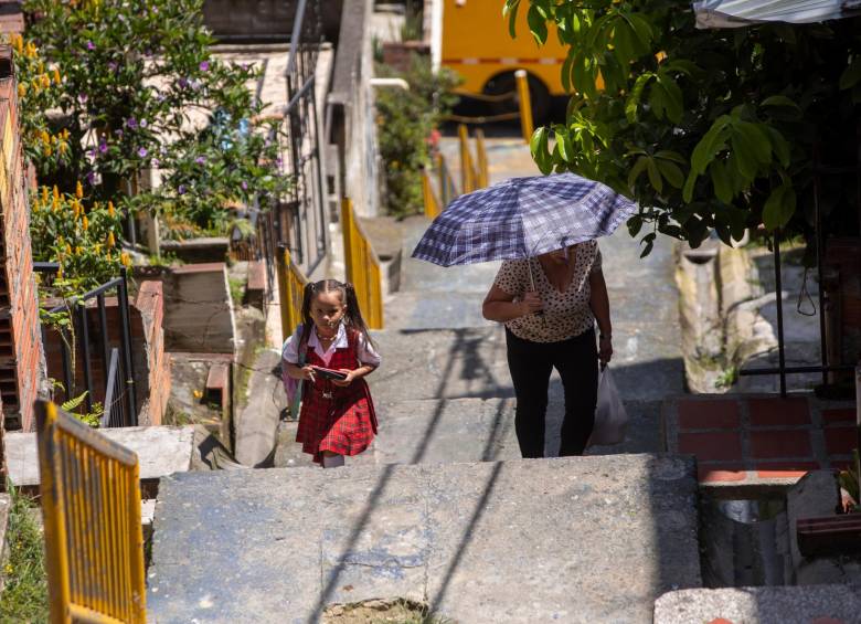 Por ser un valle encerrado entre montañas, muchos barrios de Medellín se construyeron sobre las laderas empinadas y sin mucha planificación urbana. FOTO: CARLOS VELÁSQUEZ