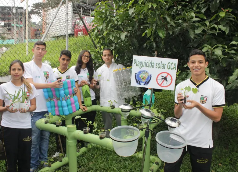 El profesor Alexánder Echeverri junto con sus estudiantes, presentando la creación del Plaguicida solar GCA. FOTO Cortesía.