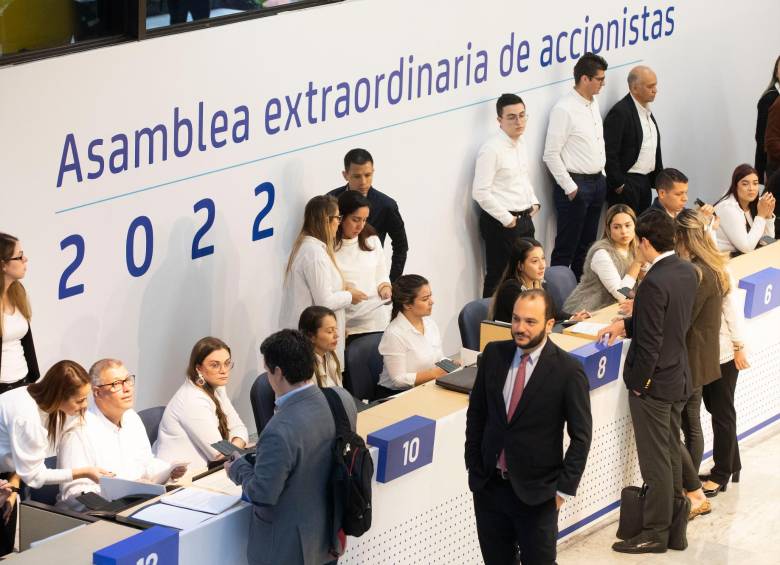 La asamblea extraordinaria de accionistas de Grupo Sura realizada ayer en Medellín tuvo un quorum del 95,95%, y levantó los conflictos de interés de cuatro miembros de junta. FOTO EL COLOMBIANO