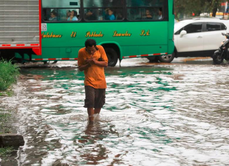 Algunas personas pasaban por el agua que les llegaba, casi, hasta las rodillas. FOTO: Esneyder Gutiérrez Cardona