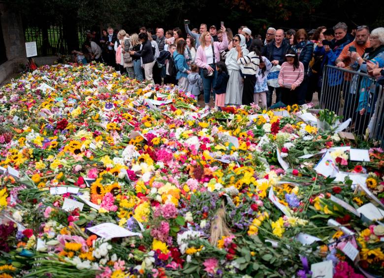 Los homenajes no cesan en distintas partes del Reino Unido, donde residentes y turistas se han sumado a los diferentes rituales, en los que han predominado las flores y los mensajes.
