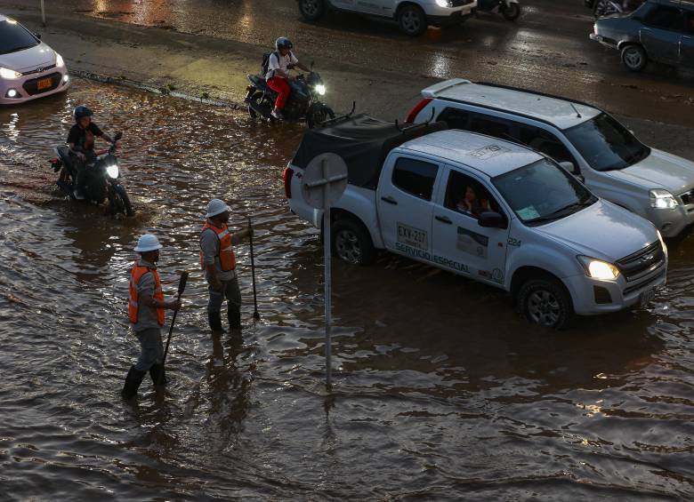 La idea de estas intervenciones es que no se repitan estas escenas en el barrio El Poblado, principalmente en los alrededores de la glorieta de Monterrey cuando se presentan fuertes lluvias. FOTO: MANUEL SALDARRIAGA 