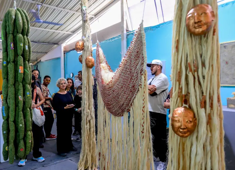 La meta es que Barrio Colombia sea un lugar donde los sonidos de las soldaduras convivan con las exposiciones de arte, y donde los visitantes puedan ver cómo la historia se pinta y se proyecta en realidad aumentada. FOTO Esneyder Gutiérrez