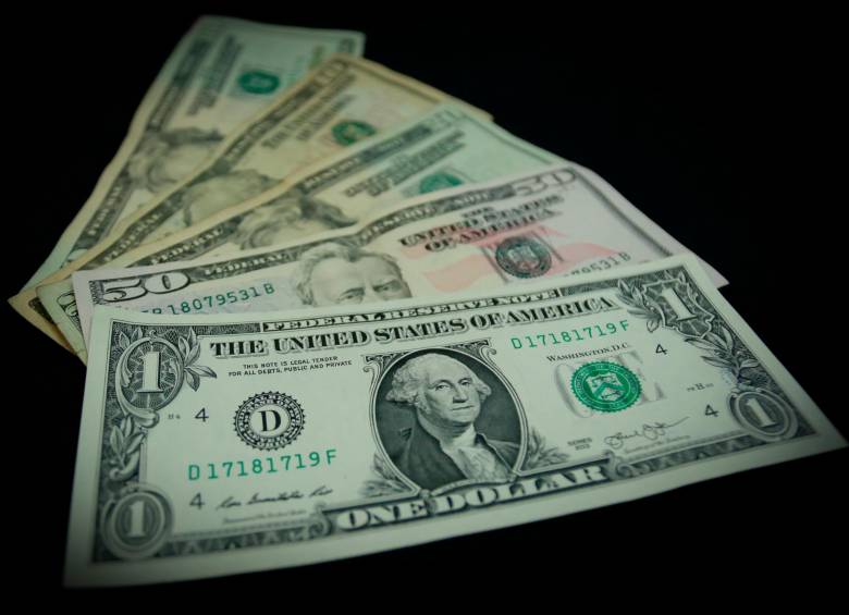 El precio del petróleo se mantiene sobre US$100 por barril, presionando la inflación y las decisiones de los bancos centrales. FOTO COLPRENSA. 