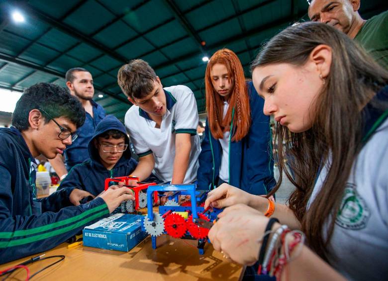 Son miles los estudiantes que participan en proyectos para despertar sus vocaciones científicas y tecnológicas, como parte de la apuesta de ciudad por consolidarse como Distrito de Ciencia, Tecnología e Innovación. FOTO EL COLOMBIANO. 