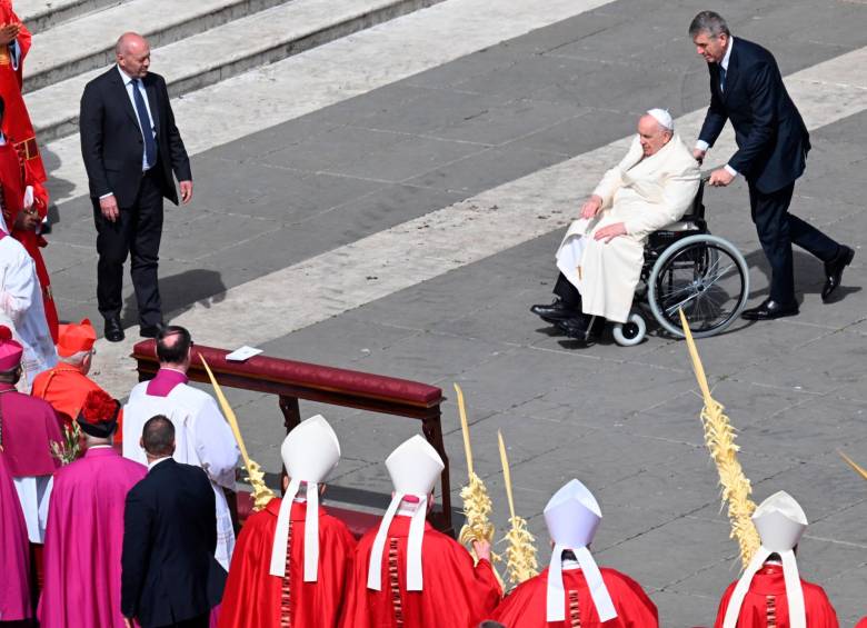 El sumo pontífice fue trasladado en silla de ruedas en algunos momentos de la ceremonia del Domingo de Ramos. El papa tiene un problema de rodilla. FOTO: EFE