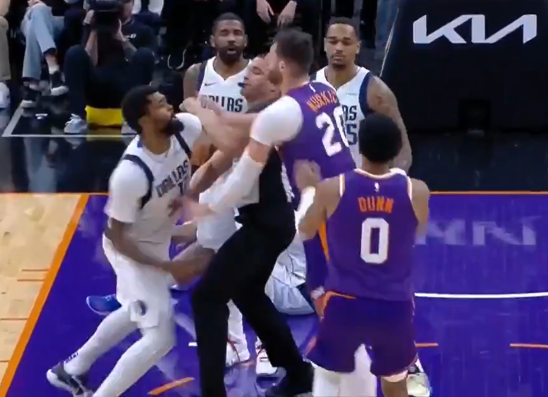 Momento de la pelea entre Jusuf Nurkic (Phoenix, izquierda) y Naji Marshall (Dallas). FOTO: captura de video